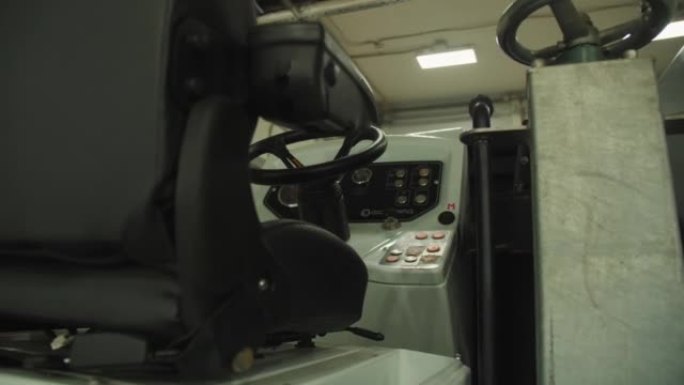 仓库装载机中带座椅和控制面板的驾驶室