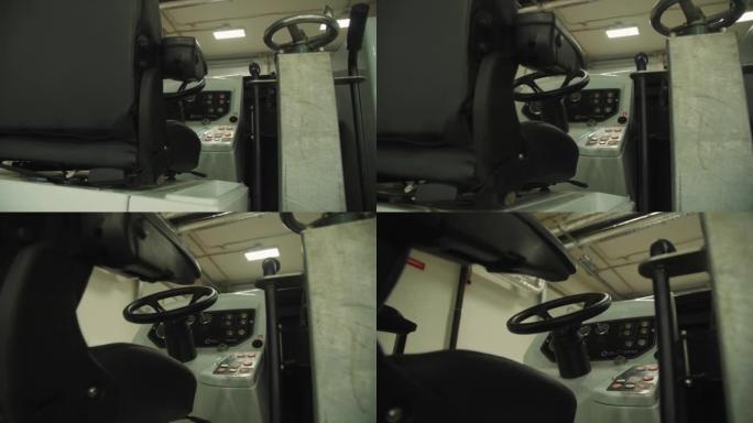 仓库装载机中带座椅和控制面板的驾驶室