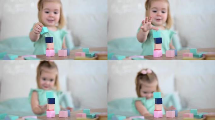 可爱的小女孩玩五颜六色的木方块