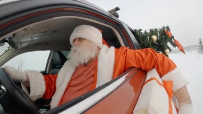 圣诞老人带着礼物匆匆过新年或圣诞节在雪道上开车