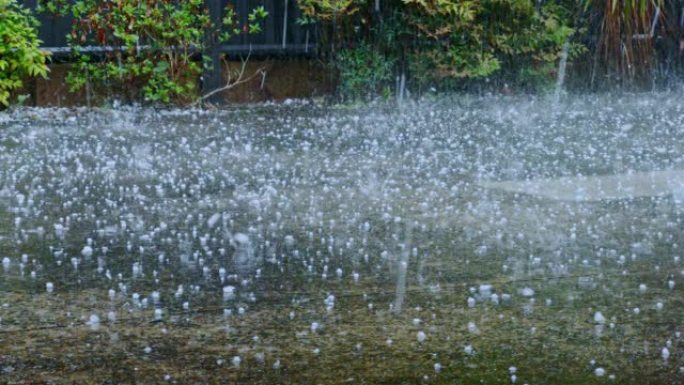 大雨中的冰雹