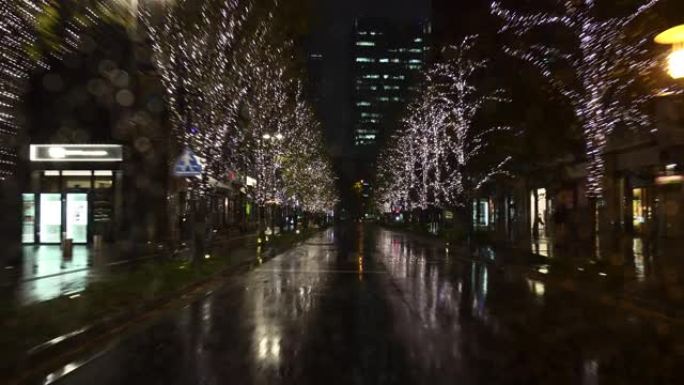 在雨夜开车。东京丸之内圣诞照明