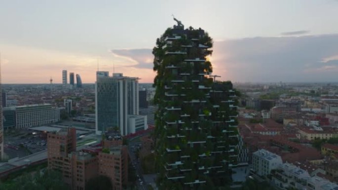 夕阳下生态公寓房屋的鸟瞰图。高层建筑，立面上有绿色植物，以改善室内条件。意大利米兰