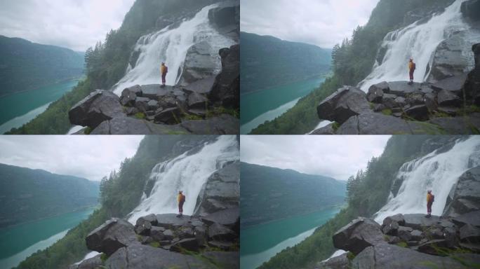 挪威山区瀑布附近的女人徒步旅行