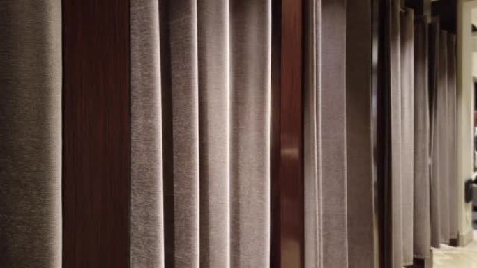 织物窗帘作为背景。服装店更衣室里的棕色窗帘。