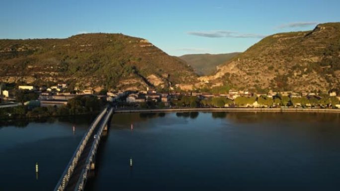 法国Le Pouzin镇的鸟瞰图。展望罗纳河上的金属桥
