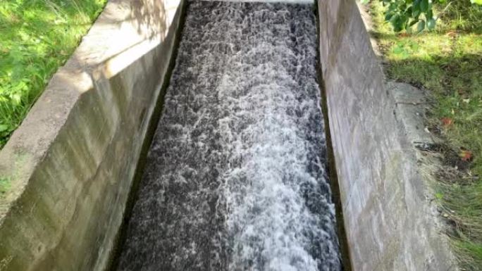 水猛烈地流过混凝土排水渠，从湖中获取雨水和地表水。