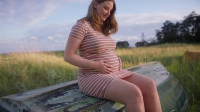 孕妇坐在树干长凳上