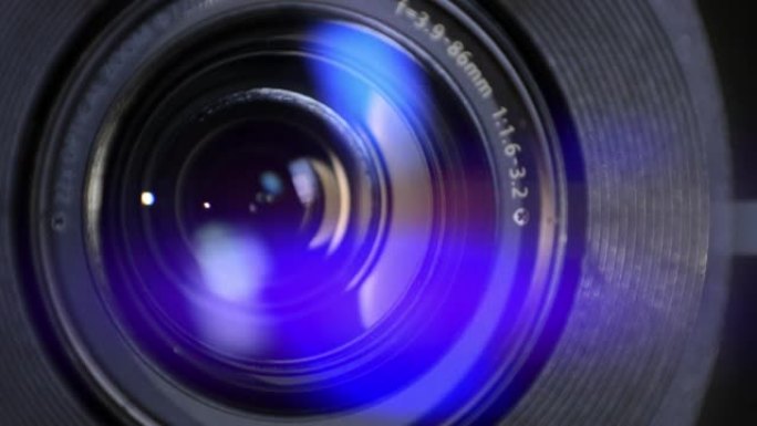 光学玻璃上有光斑的相机镜头特写。相机镜头的变焦过程