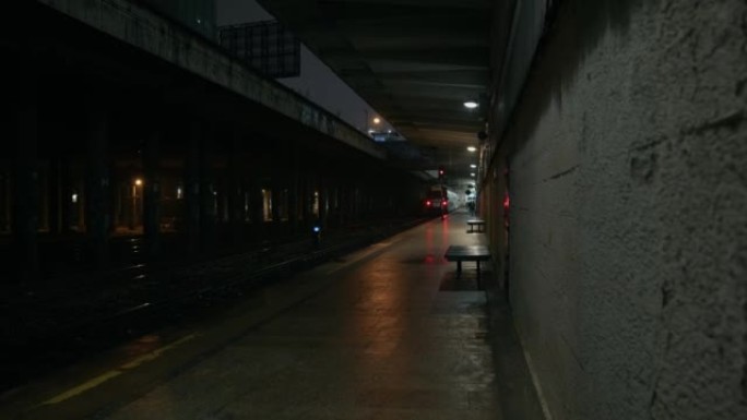 废弃的铁路/地铁站。犹太人区。夜市阴雨秋雾天气。哥谭市情绪。电影风格。