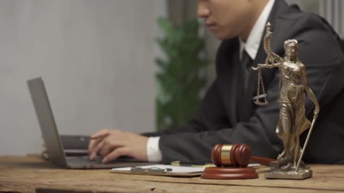 法庭上的男法官坐在木桌上，男顾问或律师在办公室工作。法律、建议和正义概念，旁边有笔记本电脑和不公正之
