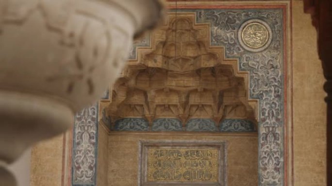 波斯尼亚萨拉热窝喷泉旁的加齐·胡斯列夫-贝格清真寺的细节装饰