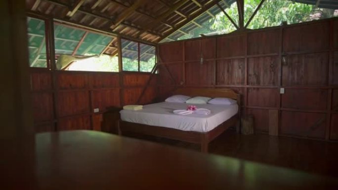 大自然木制小屋的舒适卧室