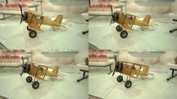 桌子上装饰的黄色玩具木制飞机的特写视图