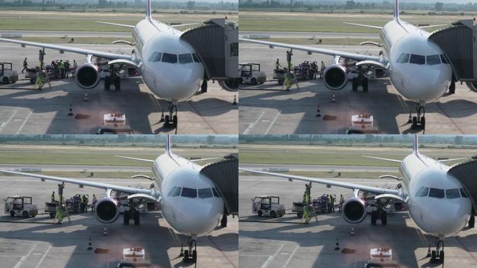 从客机上卸下飞机上的行李，并用连接在机翼上的管道加油。机场的行李和维修服务，慢动作