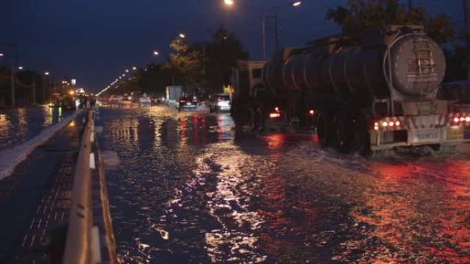 高速公路夜间交通泛滥