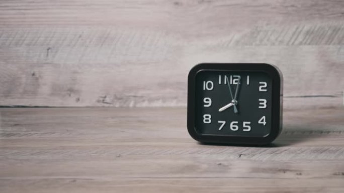 木桌上方形箭头钟显示时间8小时