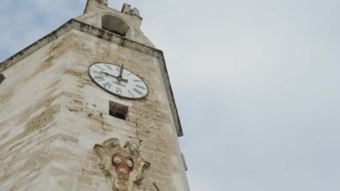 欧洲中心旧城区钟楼大厦塔上的旧大钟
