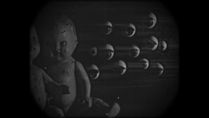 双胞胎复古娃娃和娃娃眼睛在KINE SCOPE-看起来像镜头。