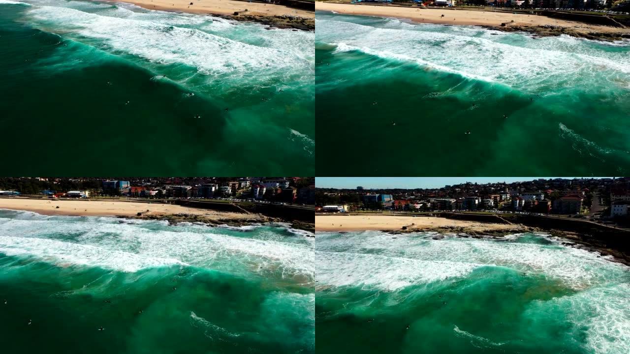 一群冲浪者在悉尼Maroubra海滩的水中等待海浪的无人机拍摄