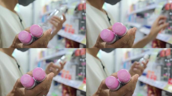 一个人在口罩上手持身体护理霜并选择化妆品。在超市购物 ..该公司在大流行期间从出售中赚取了巨额利润。