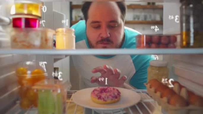 胖子打开冰箱，在饮食计划的产品上显示时间全息图。