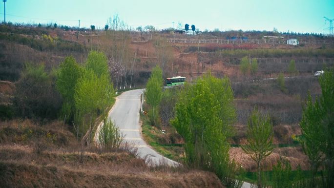 农村乡间小路公交车