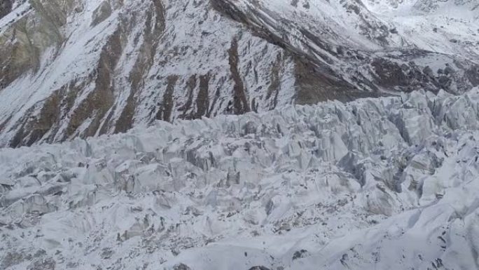冬季第一场雪后，南迦帕尔巴特雪山的迷人景色。它也被称为杀手山和世界第九大山脉，位于吉尔吉特-巴尔蒂斯