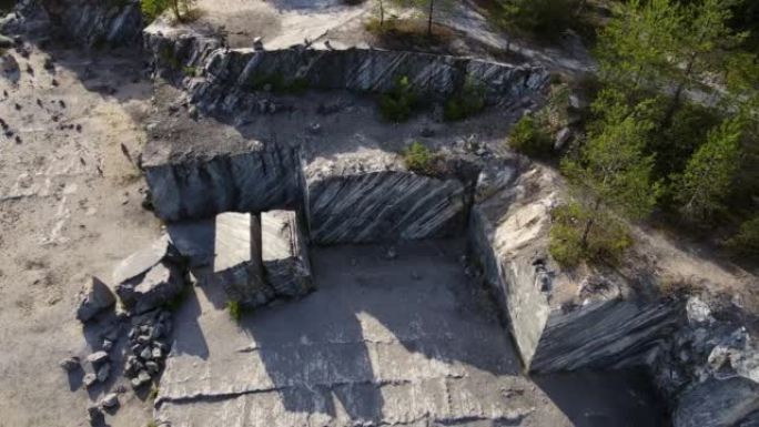 废弃的工业大理石采石场，拥有巨大的大理石块。无人机视图