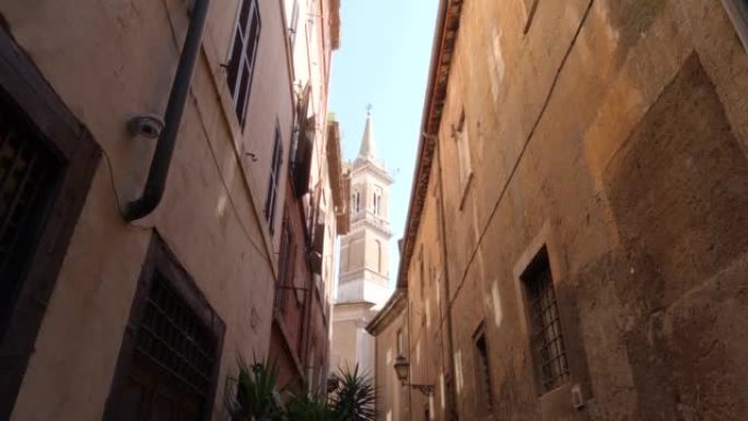 从狭窄的街道上俯瞰意大利罗马的地标性建筑——教堂塔