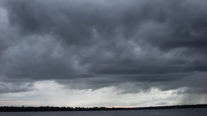 黑暗戏剧性的暴风雨天空的时间流逝，湖上快速移动的乌云