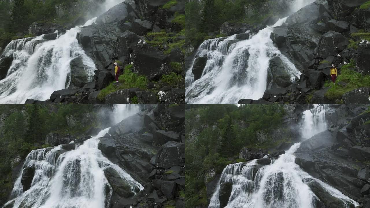 挪威山区瀑布附近徒步旅行的妇女的鸟瞰图