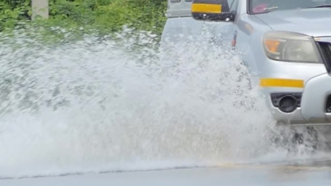 汽车在洪水泛滥的街道上行驶的慢动作。