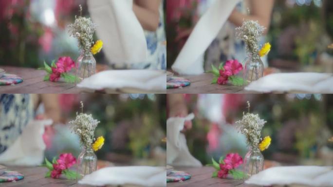 户外木制餐桌上美丽的花卉装饰