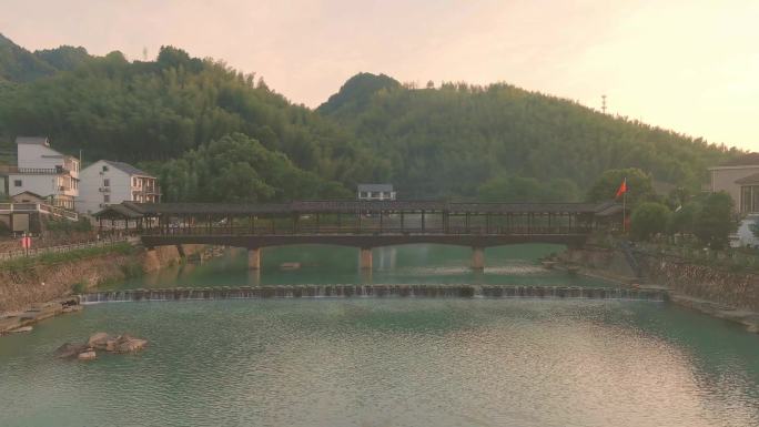 夕阳下的下姜村溪流上的廊桥