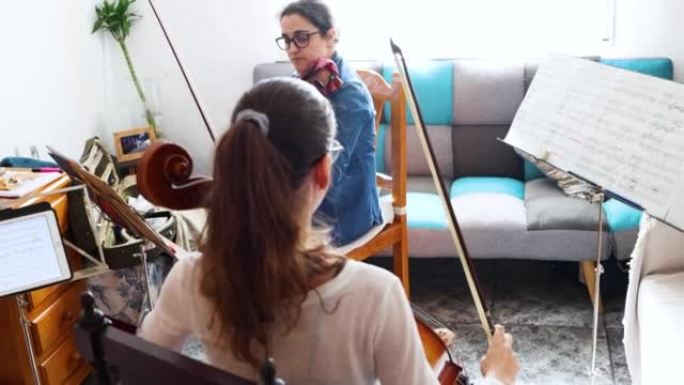 小提琴家和大提琴家的女孩练习。女音乐家学习和练习她们的新作品。
