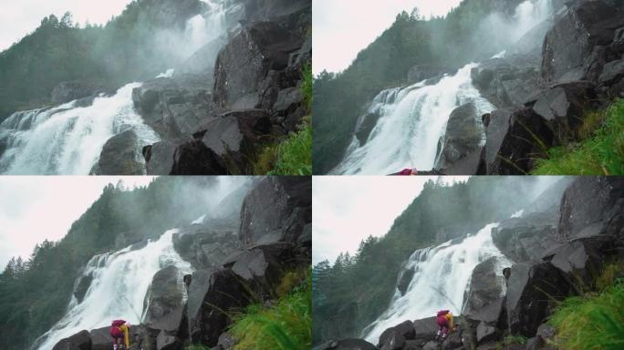 挪威山区瀑布附近的女人徒步旅行