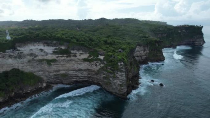 乌鲁瓦图巴厘岛的海滩和悬崖