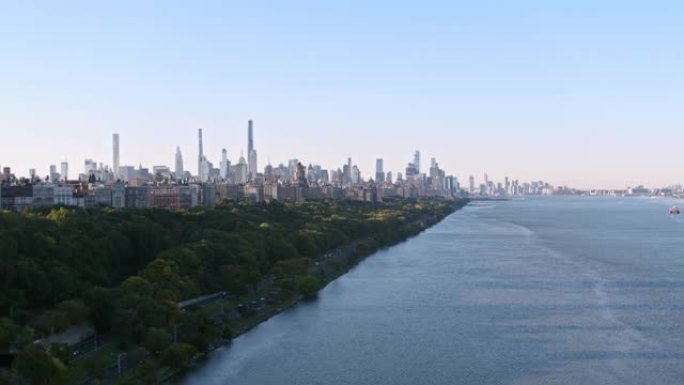 纽约市沿河公路广泛推入的航拍镜头