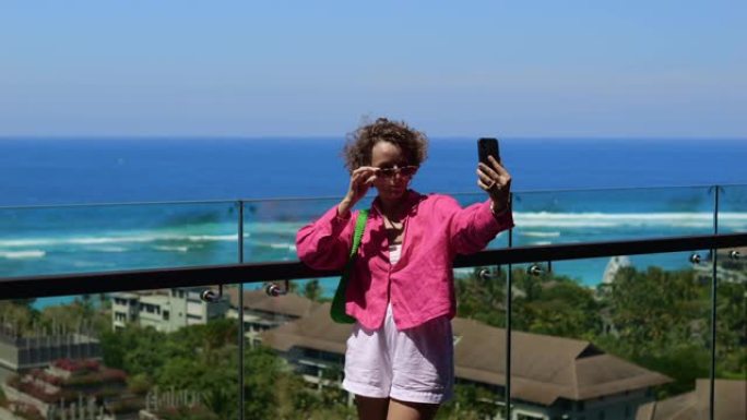 一位白人女性博客作者在手机上拍摄了自己的照片，自拍并向她的许多追随者展示了惊人的美丽地方，激励他们为