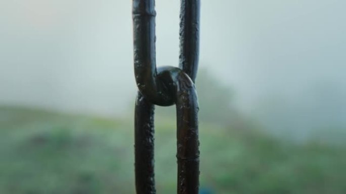 雾背景下雨后掉落的铁链