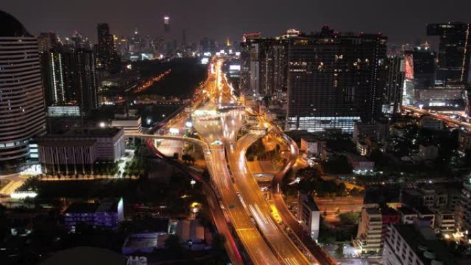 亚洲城市环岛公路上方汽车交通运输的超限延时。无人机鸟瞰图绕一圈飞行。