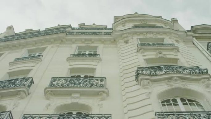 法国巴黎4K带阳台的美丽白色建筑