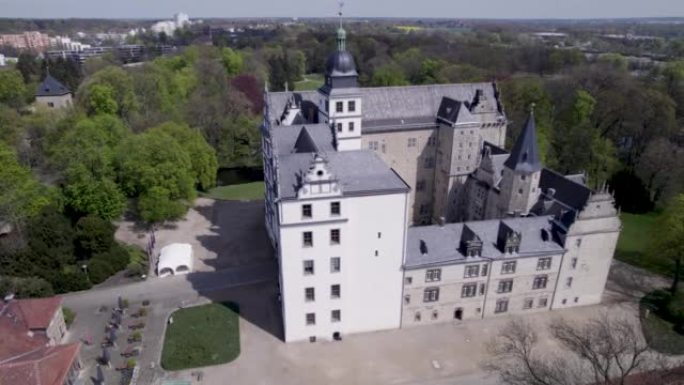 德国沃尔夫斯堡的沃尔夫斯堡城堡低角度视图