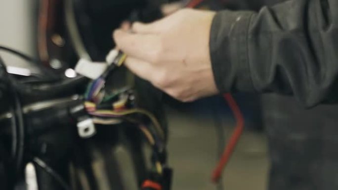 机械师整理出用于连接摩托车电气设备的芯片。