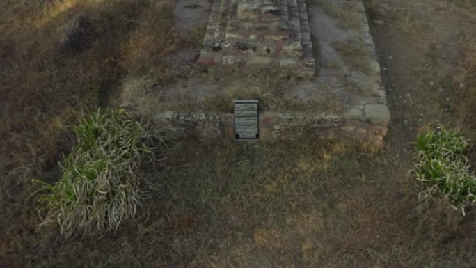 巴基斯坦拉瓦特拉瓦特堡一座旧墓碑的空中无人机镜头