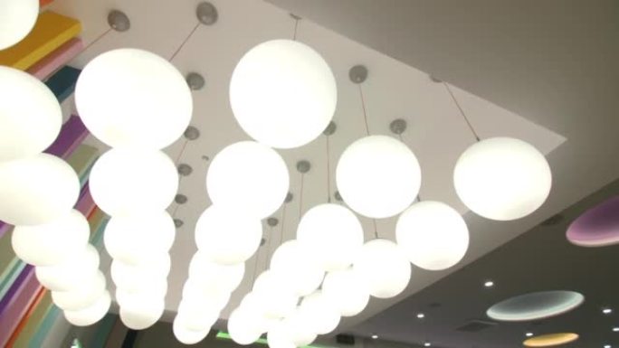 一组时尚的发光圆形灯挂在天花板上