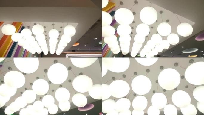一组时尚的发光圆形灯挂在天花板上