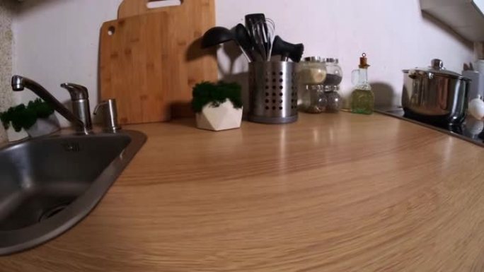 斯堪的纳维亚经典简约厨房，配有白色和木制细节。现代白色厨房清洁现代风格室内设计。