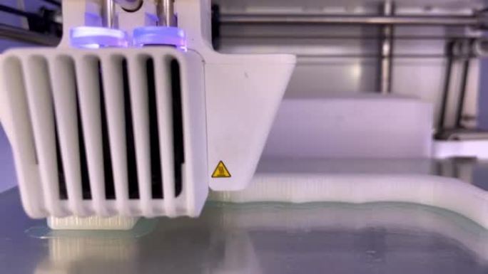 三维3d打印机在3d打印实验室工作。